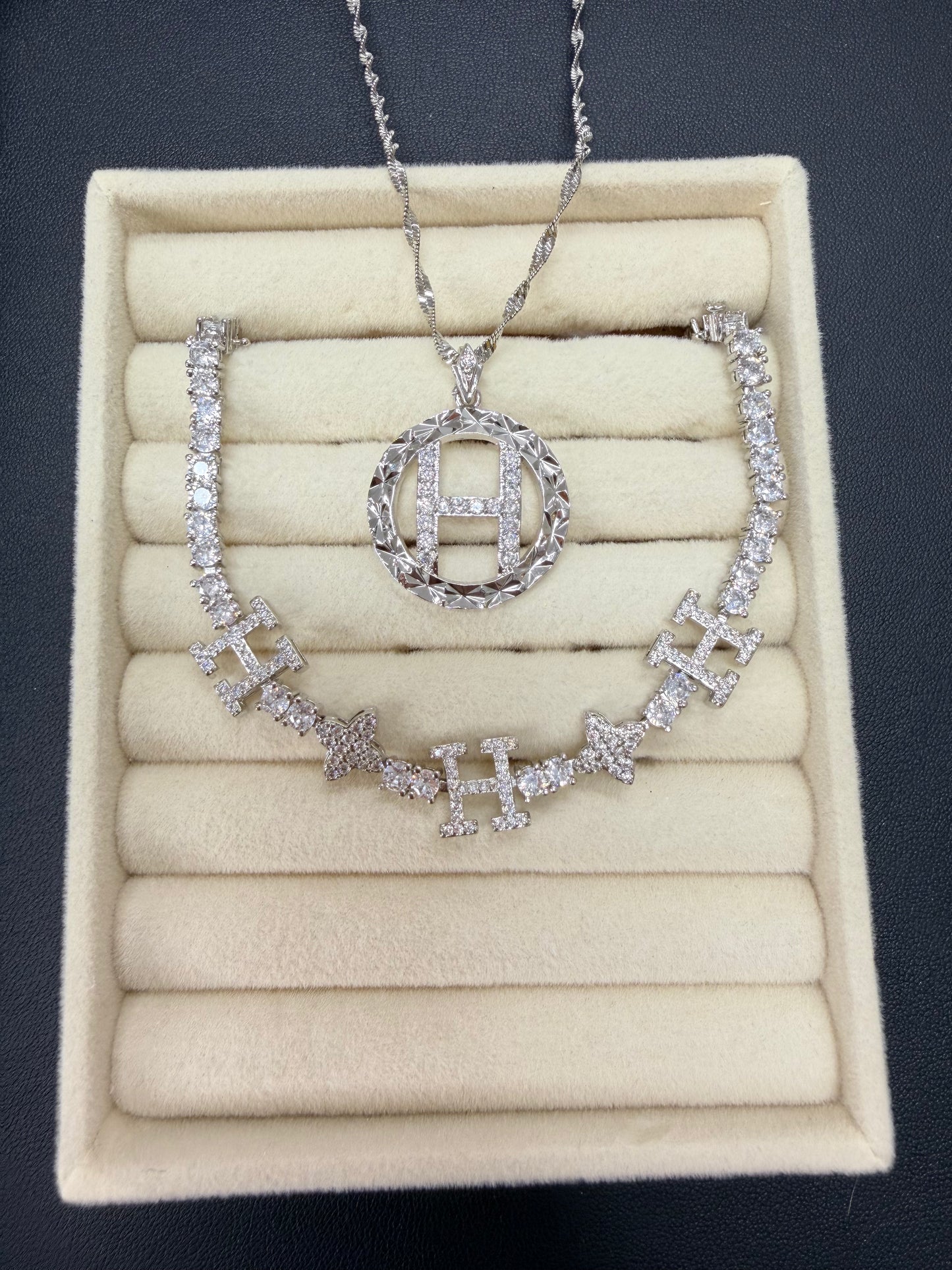 Heritage H Jewelry Set